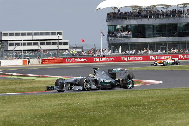 Folgenschwerer Reifenplatzer: Lewis Hamilton fiel in Führung liegend ans Ende des Feldes zurück