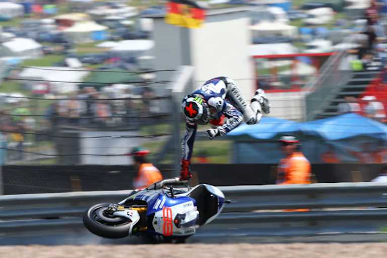 Jorge Lorenzo flog nach dem Highsider spektakulär ab