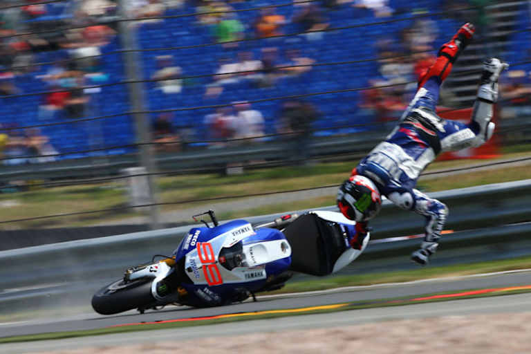 Bei der Landung krachte Lorenzo mit voller Wucht auf die linke Schulter