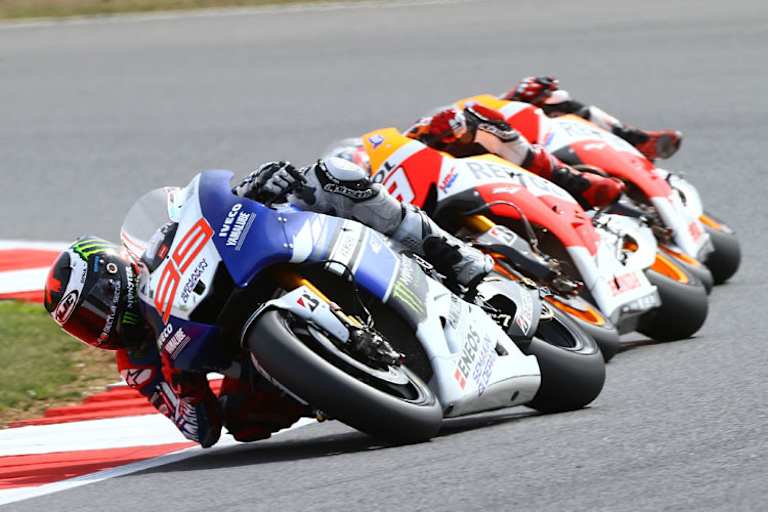 Spannend: Jorge Lorenzo (99) wehrt sich gegen Márquez und Pedrosa