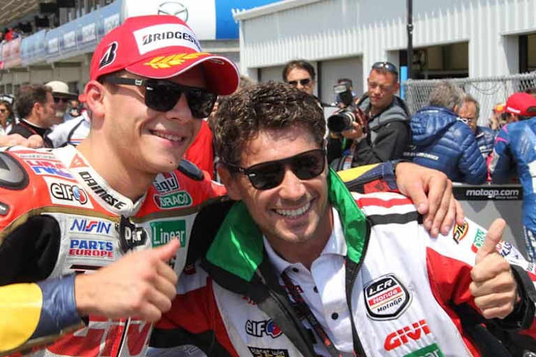 Daumen hoch: Stefan Bradl und Lucio Cecchinello im Hoch