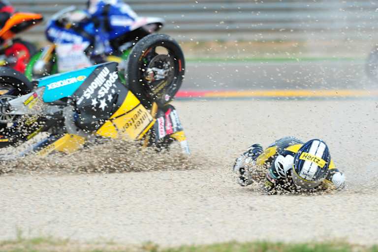 Der Sturz von Tom Lüthi in Kurve 2