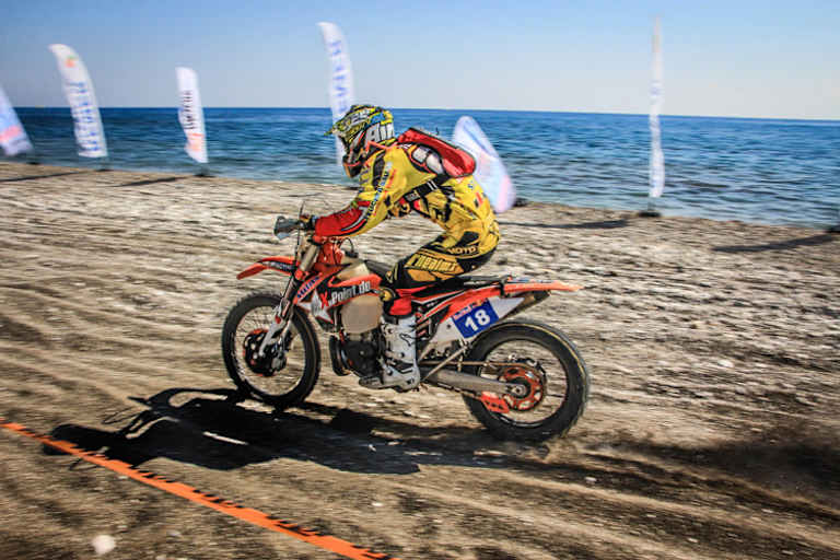 Das Red Bull Sea to Sky begann mit dem Beach Race