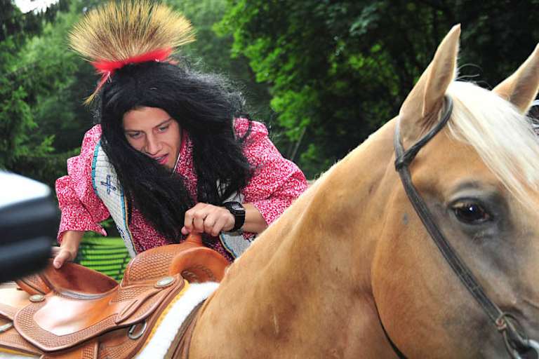 Schrötter beim Karl-May-Gedächtnis-Fotoshooting im Winnetou-Kostüm