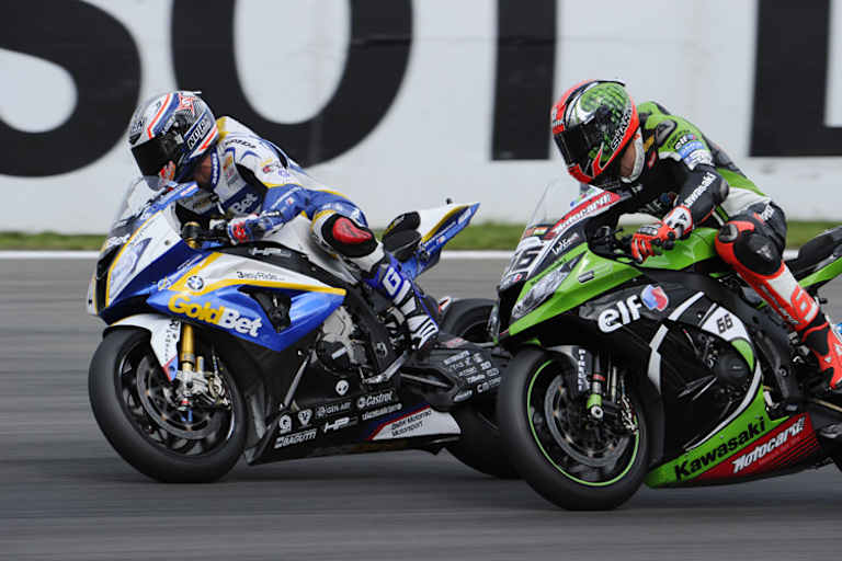 Auf der Rennstrecke zeigt Marco Melandri (li.) keine Schwäche