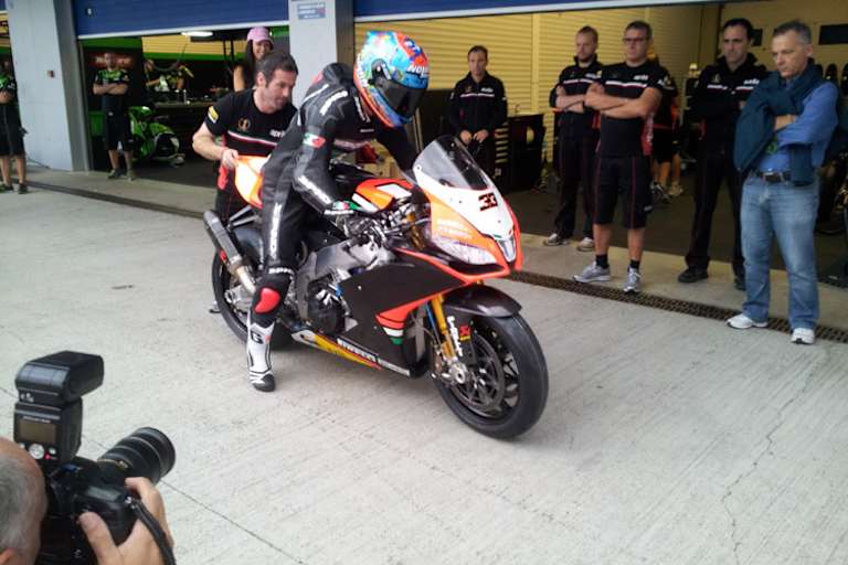 Im Nassen konnte Chaz Davies (hinten) Marco Melandri nicht folgen