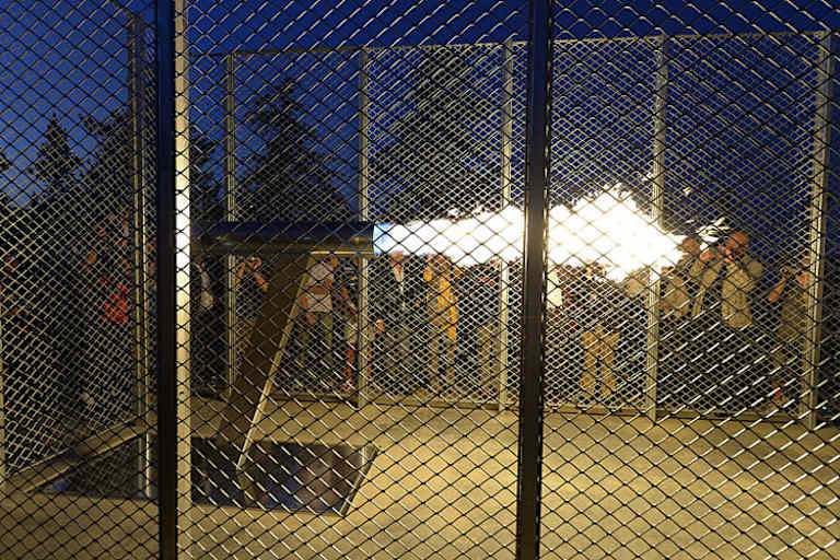 Das Simoncelli-Denkmal in Betrieb: Künftig wird die Flamme jeden Sonntag während 58 Sekunden brennen