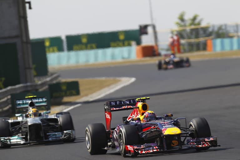 Mark Webber vor dem späteren Sieger Lewis Hamilton