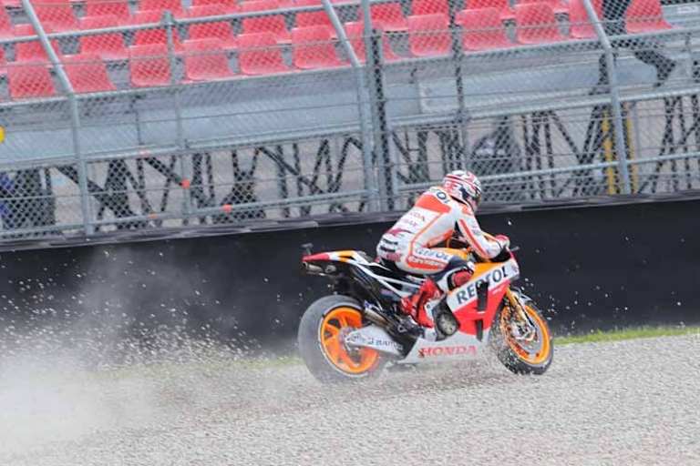 Vergleichsweise harmlos: Márquez beim Crash Nr. 3 am Samstag