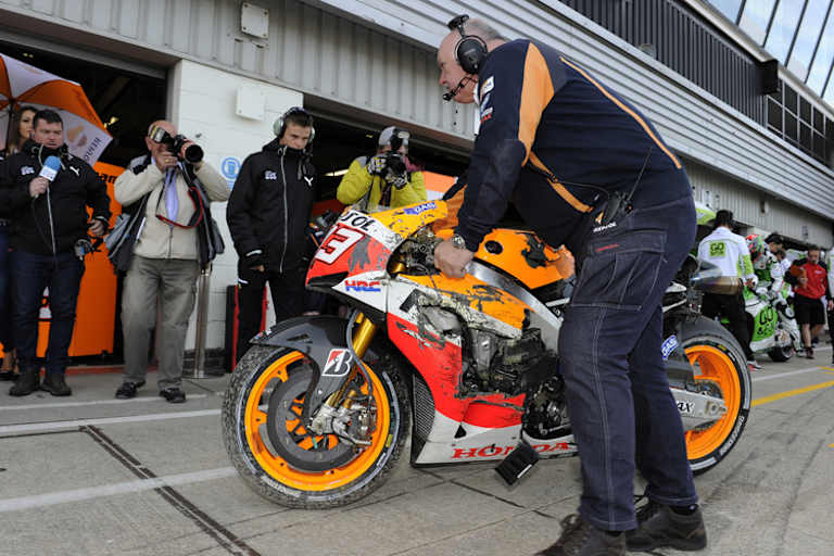 Das Sturzmotorrad von Marc Márquez wird an die Repsol-Box zurückgebracht