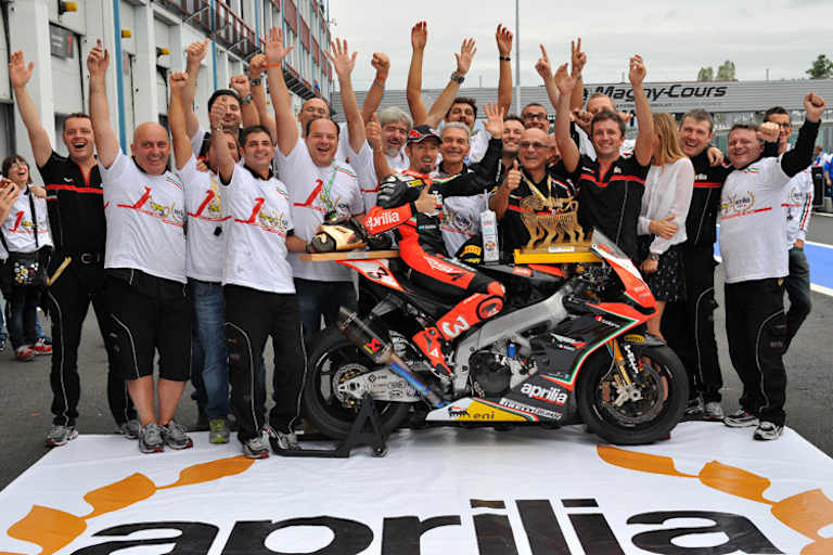 Max Biaggi (3) führt in der WM überlegen