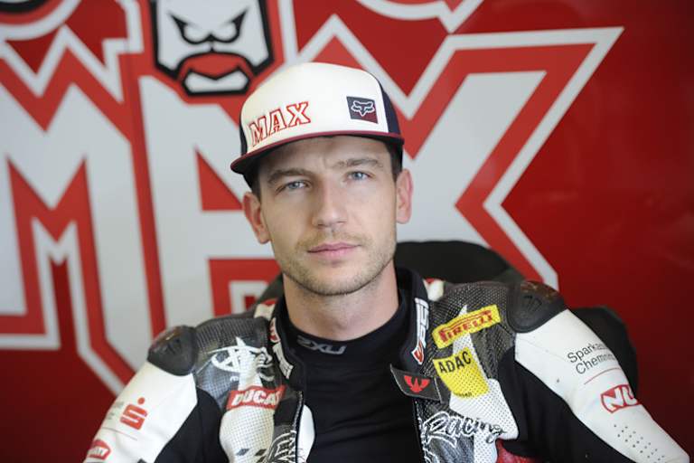 Max Neukirchner muss sich mit der Ducati Pangiale ganz schön strecken