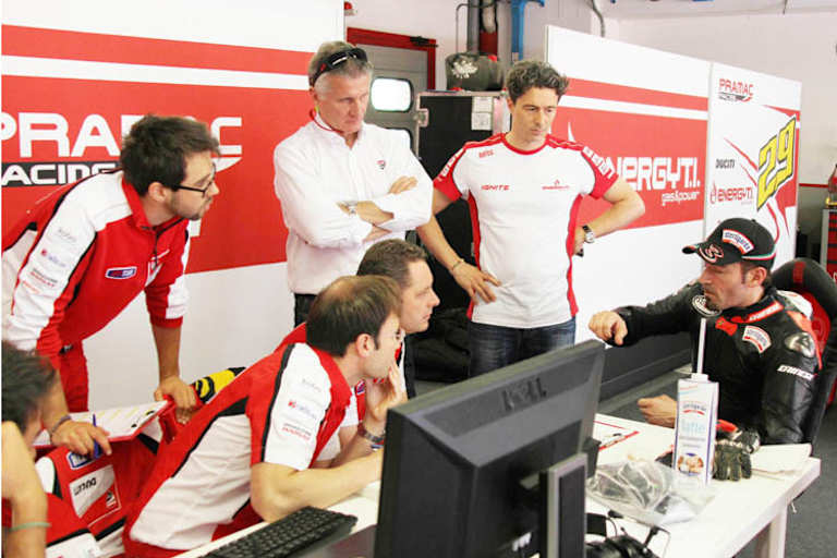 Biaggi an der Box mit Ciabatti und Francesco Guidotti