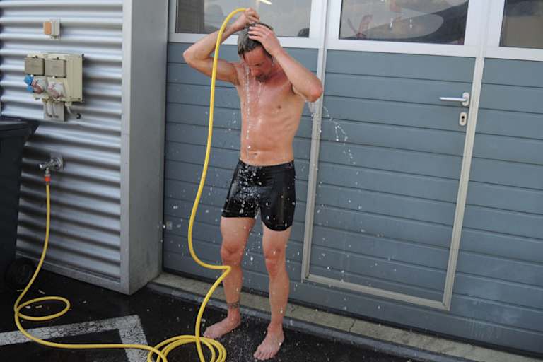 Nach jeder Session im Glutofen Lausitzring kühlte sich Max Nagl sofort ab