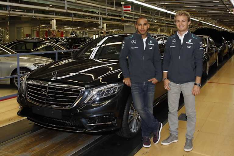 Lewis Hamilton und Nico Rosberg in der Serienfertigung