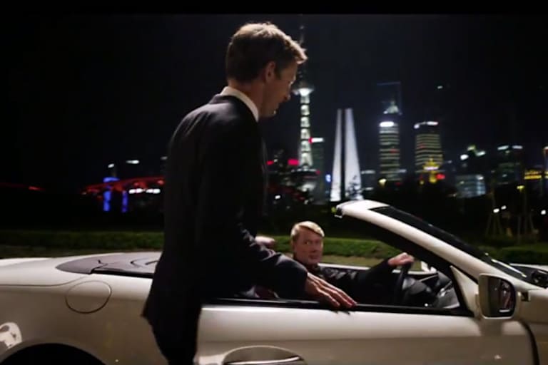 Zum Glück bringt ihn Mika Häkkinen wohlbehalten nach Hause