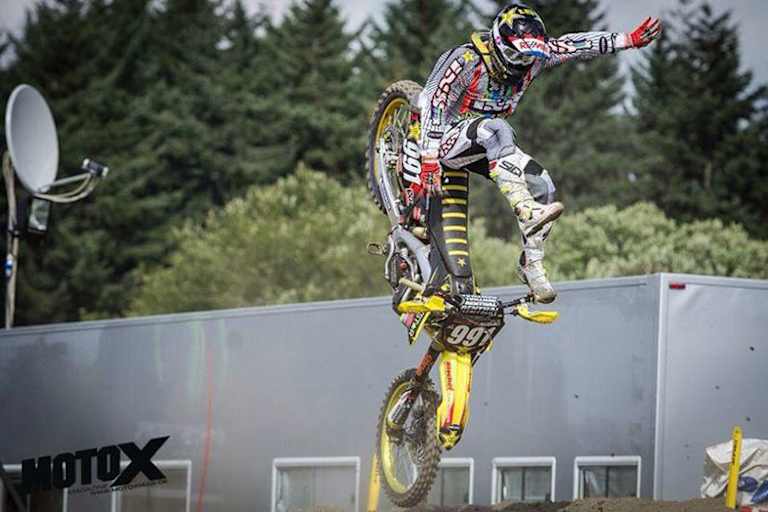 Unfreiwilliger Stunt, von «MotoX» eingefangen: Jeremy Seewer stürzt im Quali-Rennen