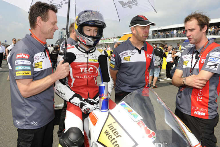 Wenn das Budget überschaubar ist, darf man beim Grid Girl keine allzu hohen Ansprüche stellen: Peter Öttl, Philipp, Stefan Kirsch und Alex Linortner