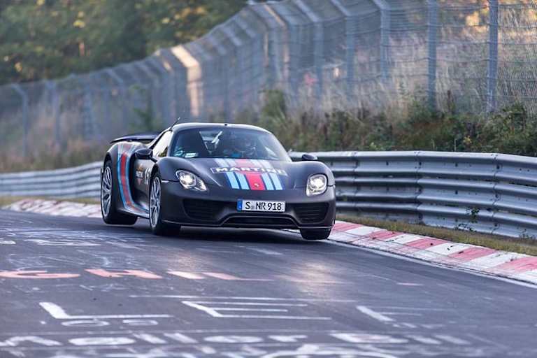 Marc Lieb fliegt im Porsche 918 über die Nordschleife