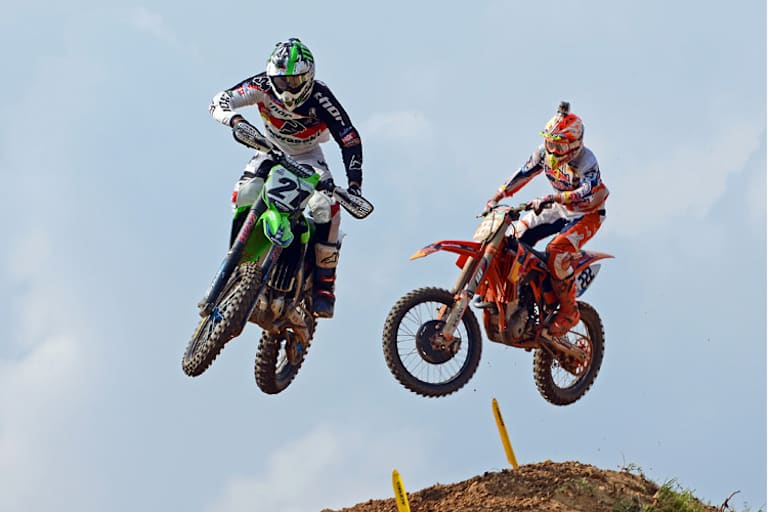 Passiert nach dem Geschmack der Japaner zu selten: Kawasaki (Gautier Paulin) vor KTM (Antonio Cairoli)