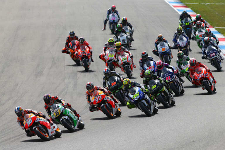 Start in Assen: Dani Pedrosa (26) vor Stefan Btadl (6)