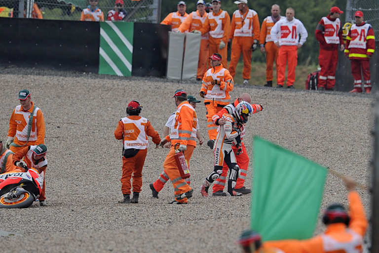 ... Dani Pedrosa wankt angeschlagen von dannen