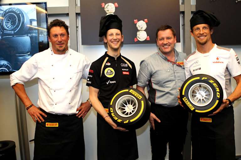 Nein, so klein werden die Pirelli nicht: Grosjean und Button halten Windkanalreifen in Händen