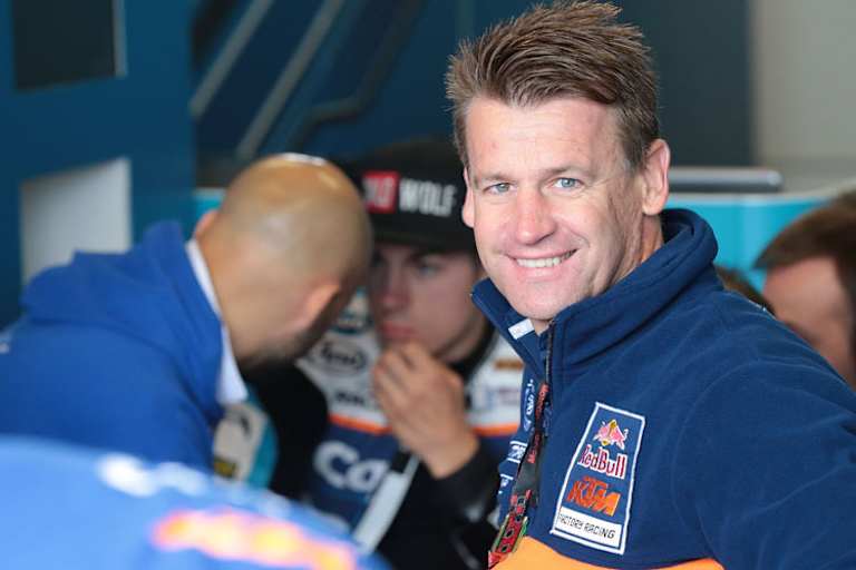 KTM-Motorsportchef Pit Beirer in der Box von Werksfahrer Maverick Viñales
