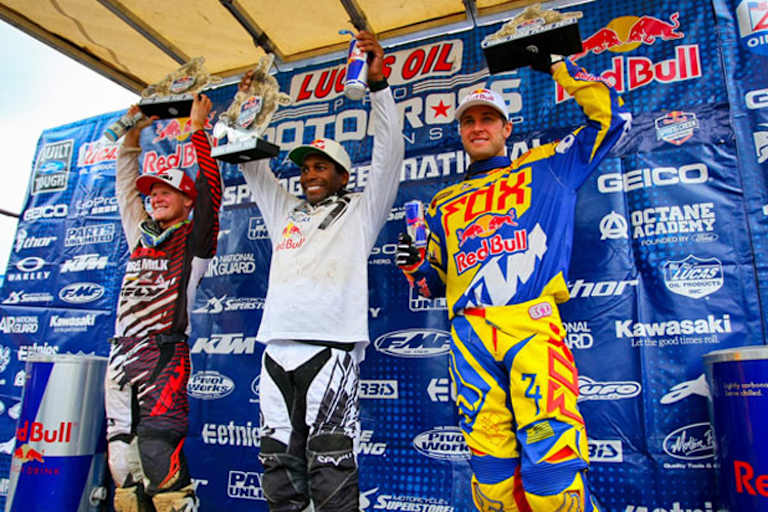 Erstmals 2013 kein Ryan in der Mitte: James Stewart holte vor Trey Canard (li.) und Ryan Dungey den Tagessieg
