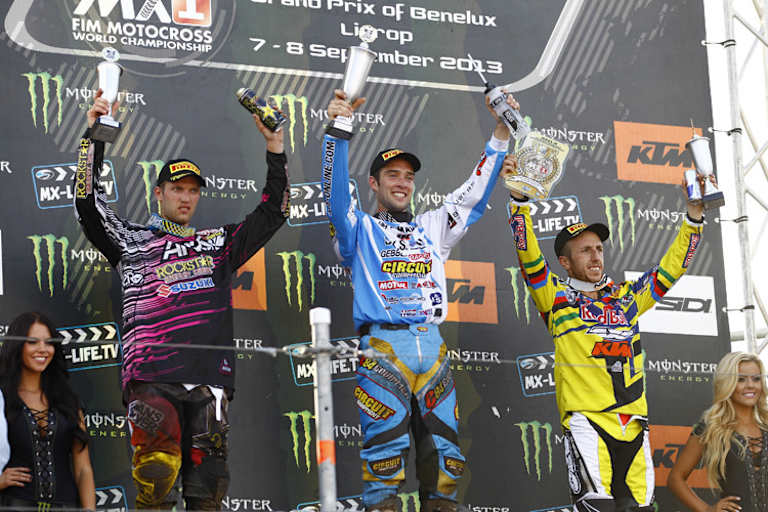 Strahlender Sieger: Simpson zwischen Kevin Strijbos (li.) und Weltmeister Tony Cairoli