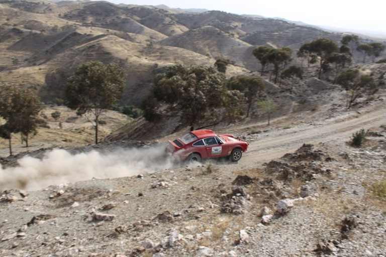 Porsche 911 aus 1974 in der marokkanischen Wüste