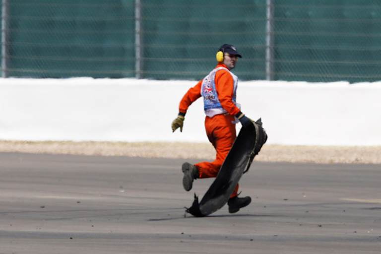 Die geplatzten Reifen waren auch für die Streckenposten eine Gefahr: Die Überreste mussten entfernt werden