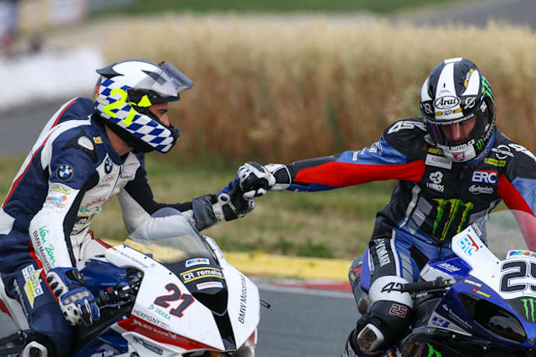 Reiterberger und Smrz geben sich nach dem Rennen die Hand