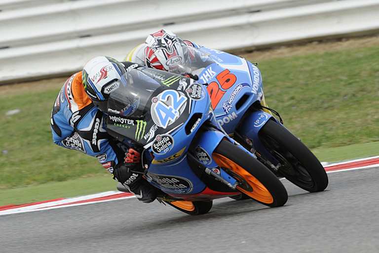 Kampf in der letzten Runde: Alex Rins (42) setzt sich gegen Maverick Viñales durch