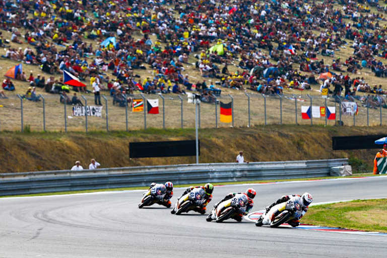 Als Karel Hanika (vo.) in Führung ging, tobten die Fans