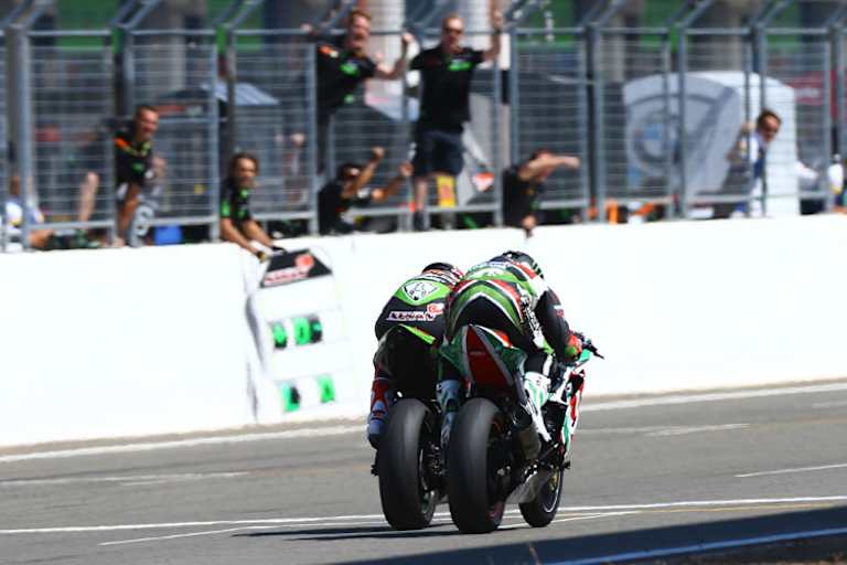 4/100 Sekunden Vorsprung rettete Kenan Sofuoglu gegenüber Sam Lowes
