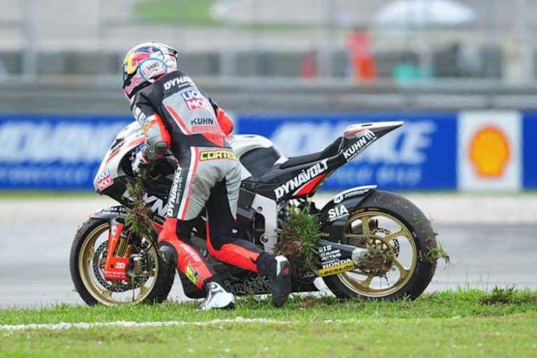 Mit Rasenfetzen am Motorrad wollte sich Cortese noch ins Ziel retten, aber es gelang nicht