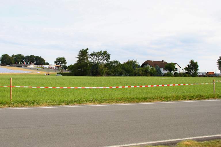 Die Rennstrecke führt fast durch den Vorgarten