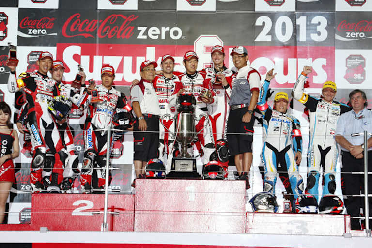 Kevin Schwantz (re.) und die siegreichen Teams