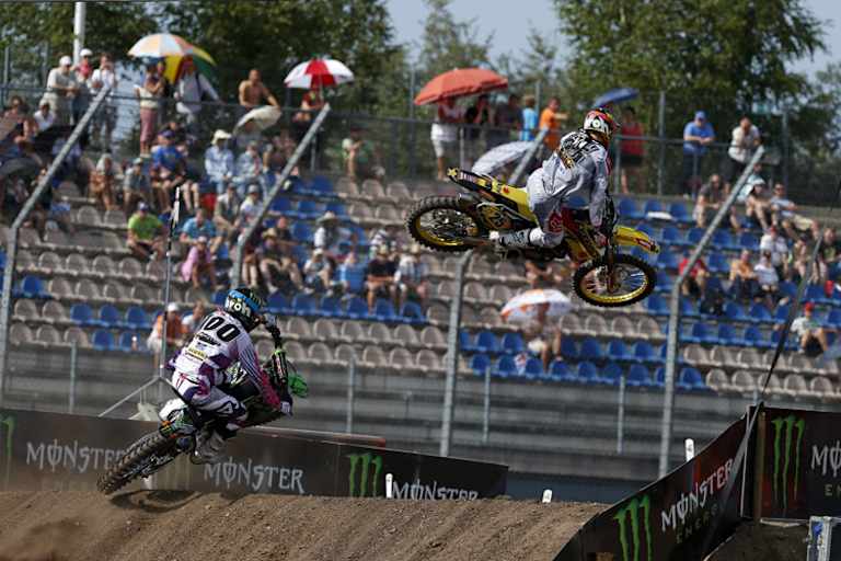 Motocross-Action im «Circus Maximus»: Tommy Searle jagt Clément Desalle 
