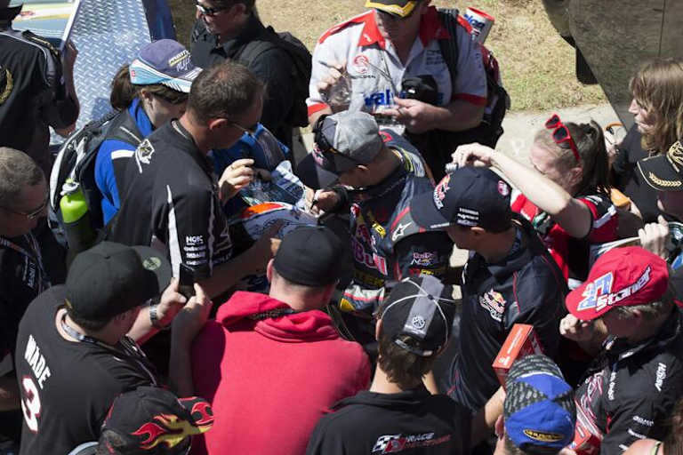 Casey Stoner im V8-Paddock: Der Rummel hat nicht nachgelassen