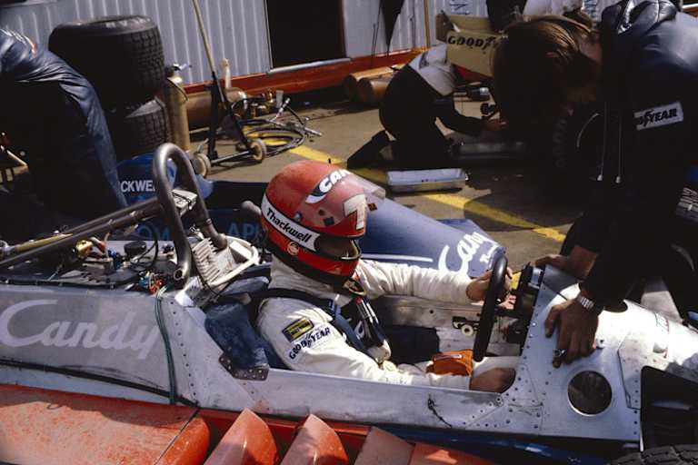 Mike Thackwell sass in unterlegenem Material