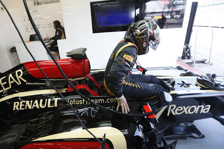 Davide Valsecchi steigt aus dem Lotus aus. Man beachte den Schriftzug: Wo ist Roscoe?