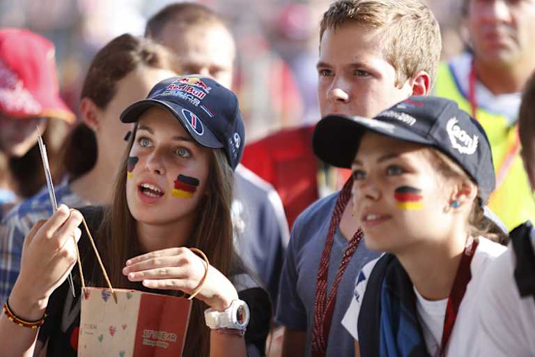 Autogrammstunde: Sie hat eben Sebastian Vettel erblickt