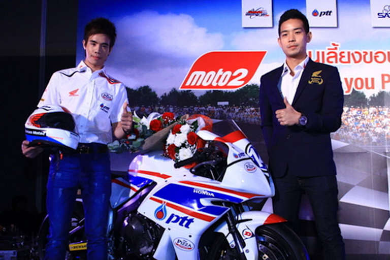 Wilairot (re.) bei der Präsentation seines Nachfolgers Thitipong Warokorn