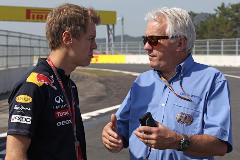 Formel-1-Rennleiter Charlie Whiting mit Weltmeister Sebastian Vettel