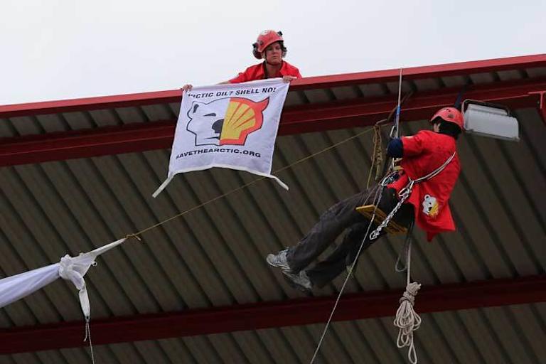 Prostestler über der Haupttribüne