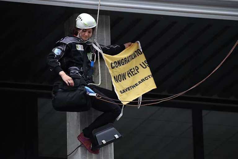 Die Greenpeace-Aktivistin seilt sich ab