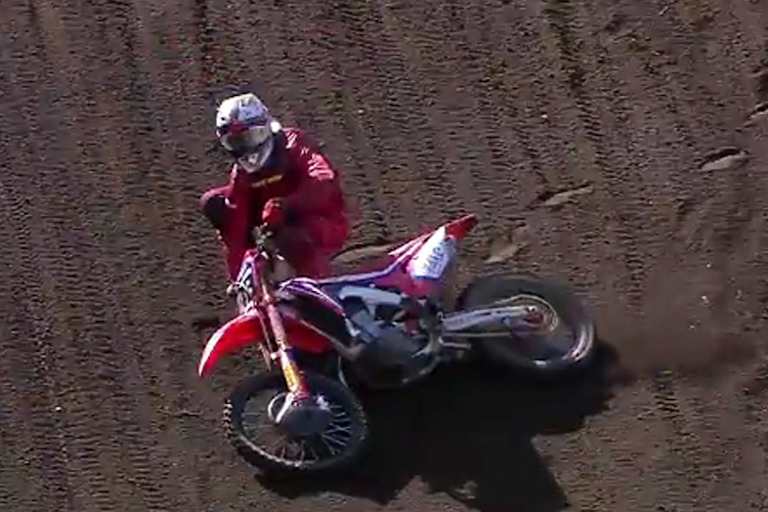 Tim Gajser führte das Rennen an und stürzte zweimal