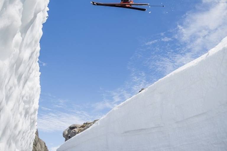 Aksel Svindal springt über den VW Polo R WRC